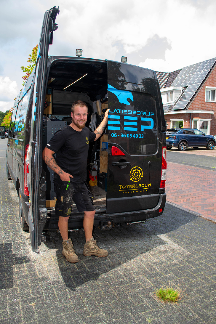 Jeroen eigenaar van Totaalbouw Stek bij de werkbus